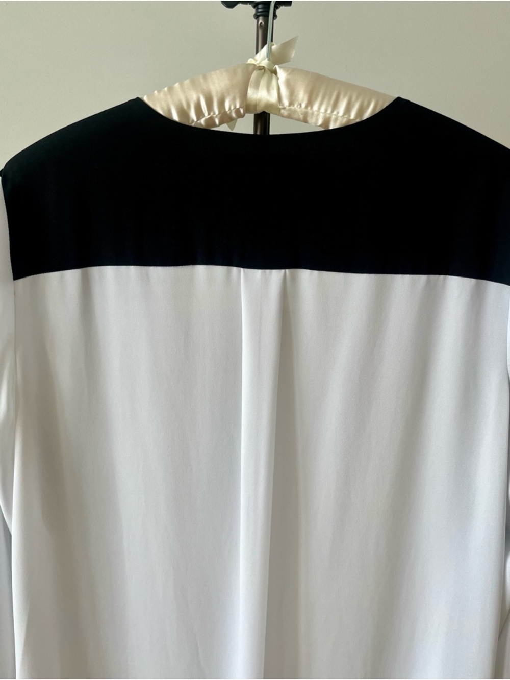 BCBGMaxAzria White Crepe Blouse With Black Accents US XL - Picture 8 of 13